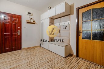 Na Predaj - priestranný 3-izbový byt (84 m²) s balkónom - Če - 12