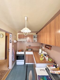 Predaj-5i dom s pekným pozemkom a garážou Tvrdošovce - 12