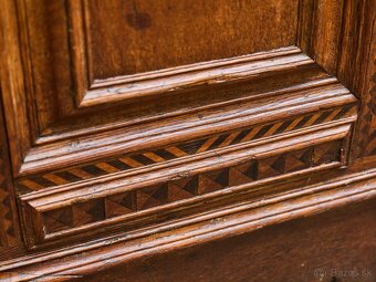 Intarzovaná dubová truhla z 18. storočia - 12