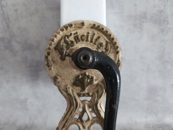 Krásný zdobený mlýnek na strouhanku JUGENDSTIL - 12