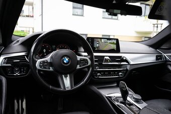 BMW 540i xDrive Touring - 12