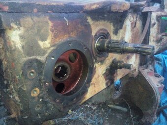 Predám kabínu na Zetor 25. Mam aj iné náhradné diely prevodo - 12