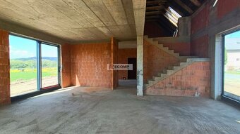 Rozostavaný rodinný dom 293 m2 s veľkým pozemkom a výhľadom  - 12