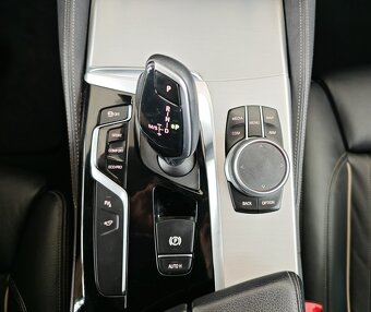 BMW Rad 5 Touring 530i xDrive A/T // AJ NA SPLÁTKY - 12