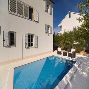 CHORVATSKO: moderní vila s bazénem a výhledem na moře v atra - 12