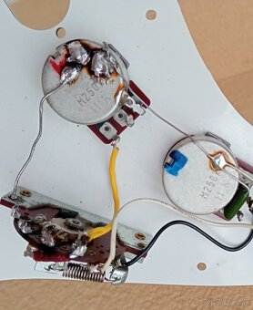 Snímače Stratocaster- pickguard, poťáky 70 roky Greco,Maya - 12