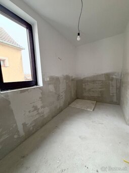 MODERNÝ DVOJDOM V POVODE- VEĽKÝ POZEMOK - 12