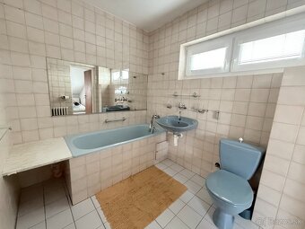trojposchodový rodinný dom na hradnom kopci - 12
