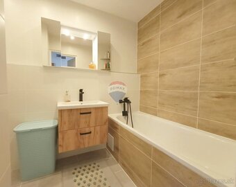REZERVOVANÉ 2 izbový zrekonštruovaný byt s 2 balkónmi na sko - 12