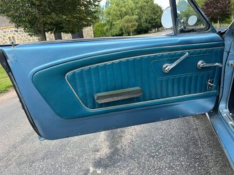 Ford Mustang Cabriolet z roku 1965 - 12