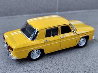 17 cm Renault 8 v mierke 1:24 -------- KOVOVÝ, NOVÝ - 12