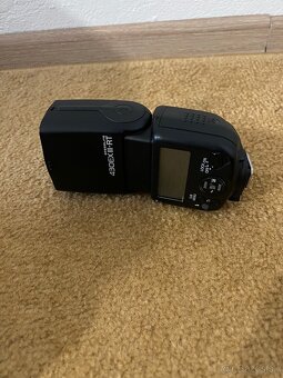 Canon EOS 2000D - 12