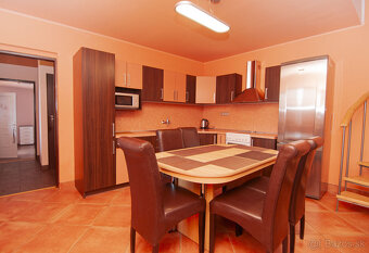 Predaj 7-izb. dom s bazénom na pozemku 561m2, Malé Leváre - 12
