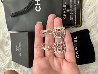 Nové nenosené napichovacie nausnice Chanel - 12