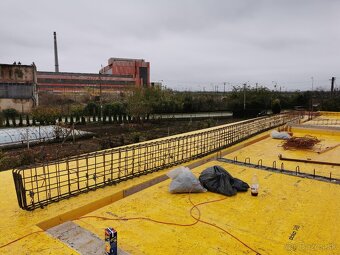 Výstavba domov, hrubá stavba, základová doska, betónové plot - 12
