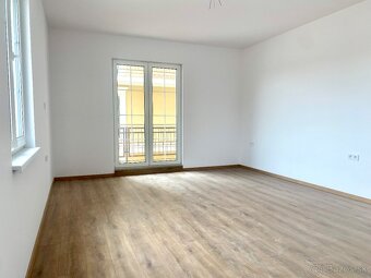 NA PREDAJ 1 IZBOVÝ BYT S BALKÓNOM  V KOMÁRNE - 12