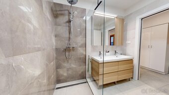 Krásny 3izb.byt v úplnom centre v oplotenom areáli s vlastný - 12