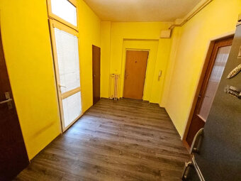 Priestranný, tehlový 3 izbový byt v centre mesta s loggiou - 12