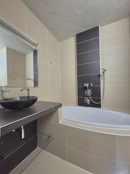 Exkluzívne pekný, dispozične zmenený 3.izb.byt Nitra-Diely - 12