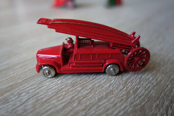 Kovový model hasičov Matchbox No. 9 Dennis Fire Engine - 12