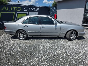 Mercedes-Benz E trieda Sedan - 12