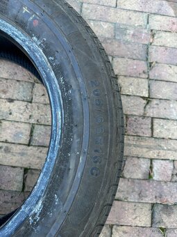 Predám 2 ks pneumatík 205/65 R16C a disk Vivaro, Trafic - 12
