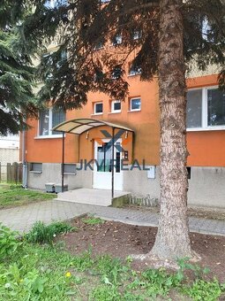 Priestranný 2-izbový byt (48m2) s veľkou pivnicou v centre - - 12