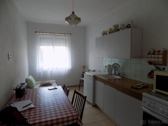 Na predaj dom vhodný na chalupu alebo na bývanie  v centre T - 12