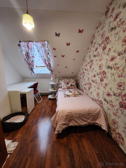 Novší, poschodový rod.dom M.Lapáš na 11á pozemku - 12