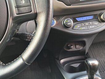 Toyota Yaris Hybrid Automat Benzín - 12