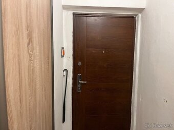 Priestranný trojizbový byt s balkónom – Lučenec - 12