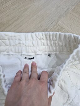 NOVE Guess logovany kremovy crop top, sukna, smotanova sukna - 12