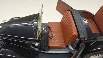 1:18 - 1:19 FORD V8 ROADSTER - 12