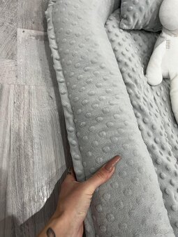 Kvalitné obojstranné hniezdo pre bábätko do postielky - 12