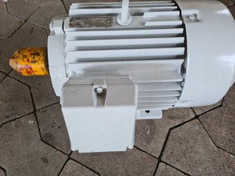 Predám pätkové el.motory na čerpadlá Sigma - 12