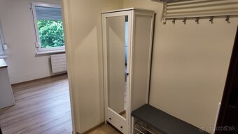 Krásne prerobená garzónka so zariadením - 12
