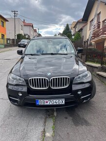 7 miestne BMW x5 e70 40d - 12
