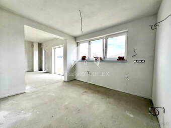 Reality KOMPLEX s.r.o. ponúka na PREDAJ 5 izbový rodinný dom - 12