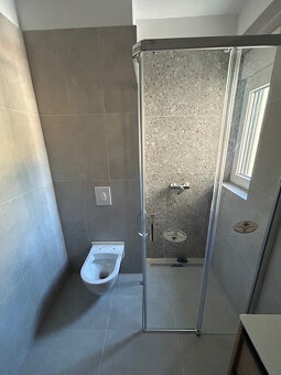 3 izb. Chorvátsko, Makarska, 65m2, terasa, garážové miesto v - 12