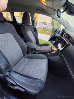 Predám toyoru Auris hybrid Touring sport - 12