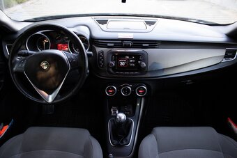 Alfa Romeo Giulietta (2015) - 12