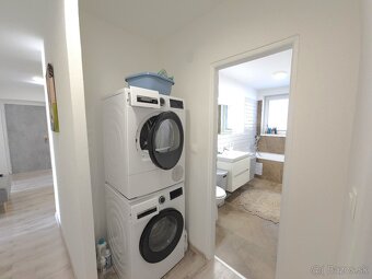 Zariadený 3 i. byt 95 m2 + 2 balkóny, 2x WC, výhľad na hrad - 12