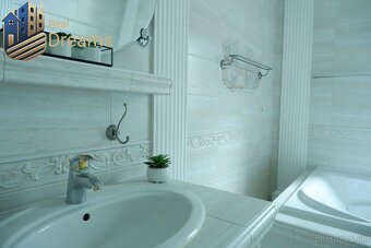 Exkluzívny 8-izbový rodinný dom s bazénom - Luxus a pohodlie - 12