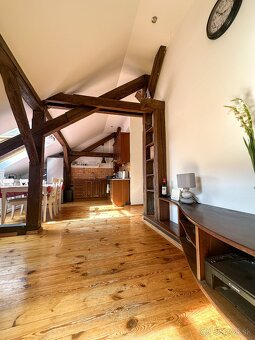 Štýlový podkrovný byt v historickom centre s terasou - 12