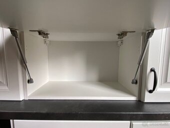 Moderná kuchynská linka bez spotrebičov - 12