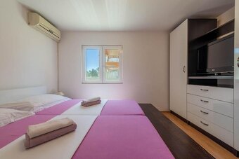 Chorvátsko 3 izbový krásny apartmán 50 metrov od mora. - 12