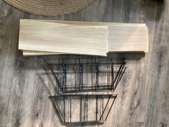 Variabilný nástenný regál - 12