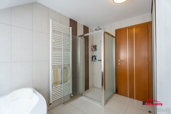 Štýlový rodinný dom s  nádhernou záhradou len pár minút od L - 12
