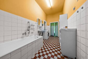 REMAX ponúka na predaj rodinný dom s dvomi bytovými jednotka - 12