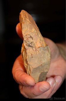 Neolitická kamenná motyka (sekera) – cca 4000 pred n. l. - 12